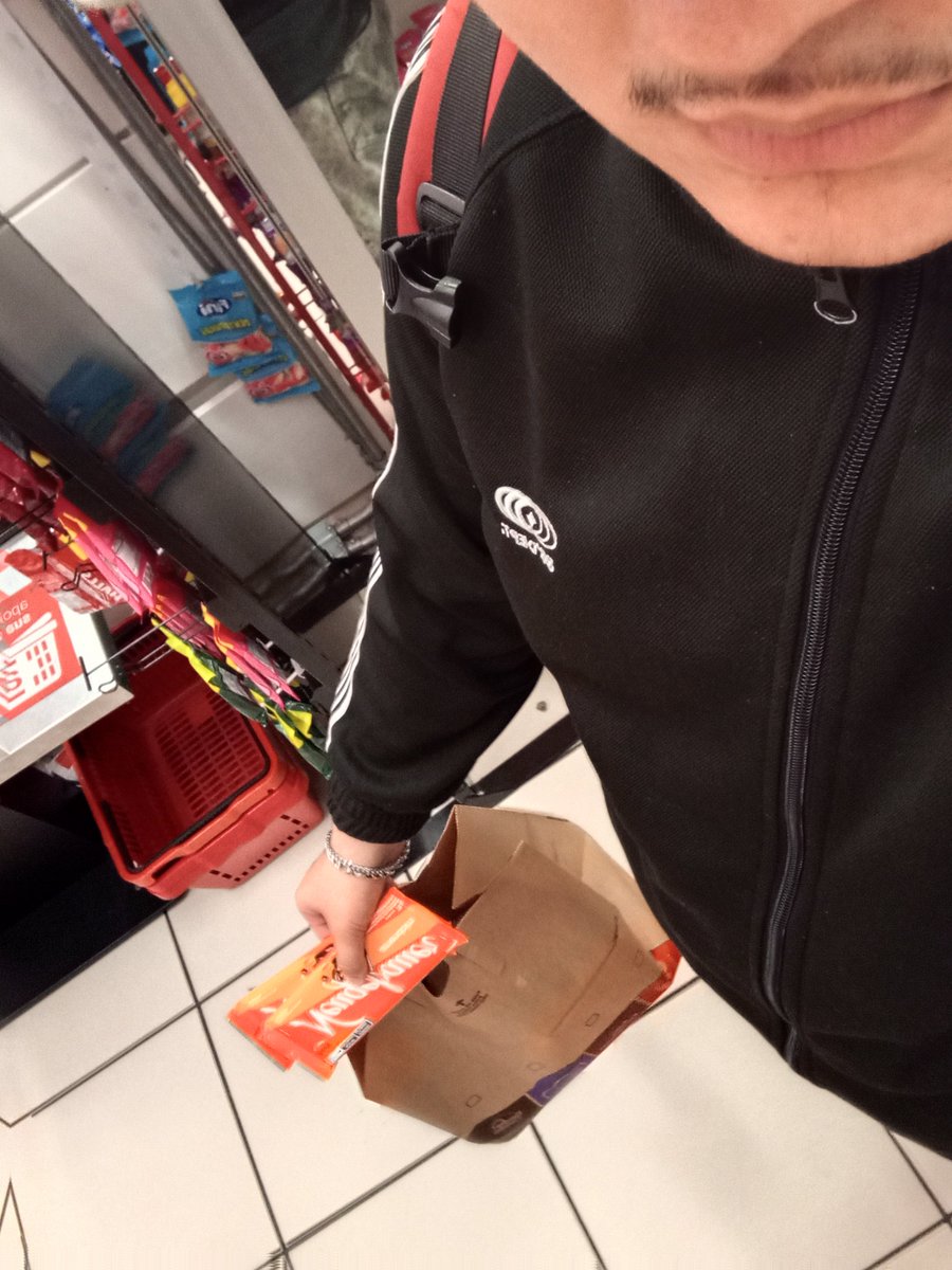 cm0n3moboy's tweet photo. mó cheiro de camarão aqui e eu não gosto de peixe mas ela falou que queria strogonoff de camarão hoje e eu tô aqui com o almoço da princesa. https://t.co/CgcMGlayci
