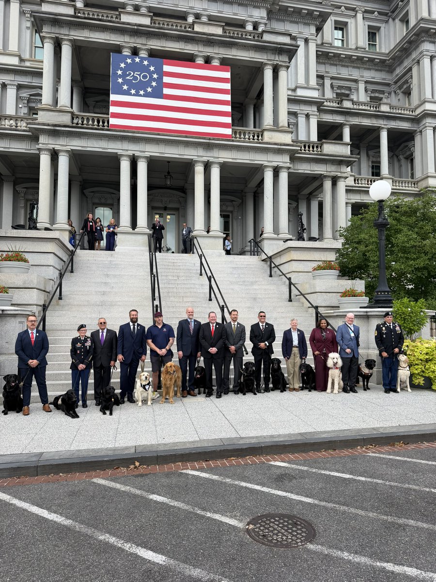 MargoMartin47's tweet photo. .@AmericasVetDogs came to the White House today!

Thank you for your service ❤️🐾 https://t.co/83Wo5iB2zJ
