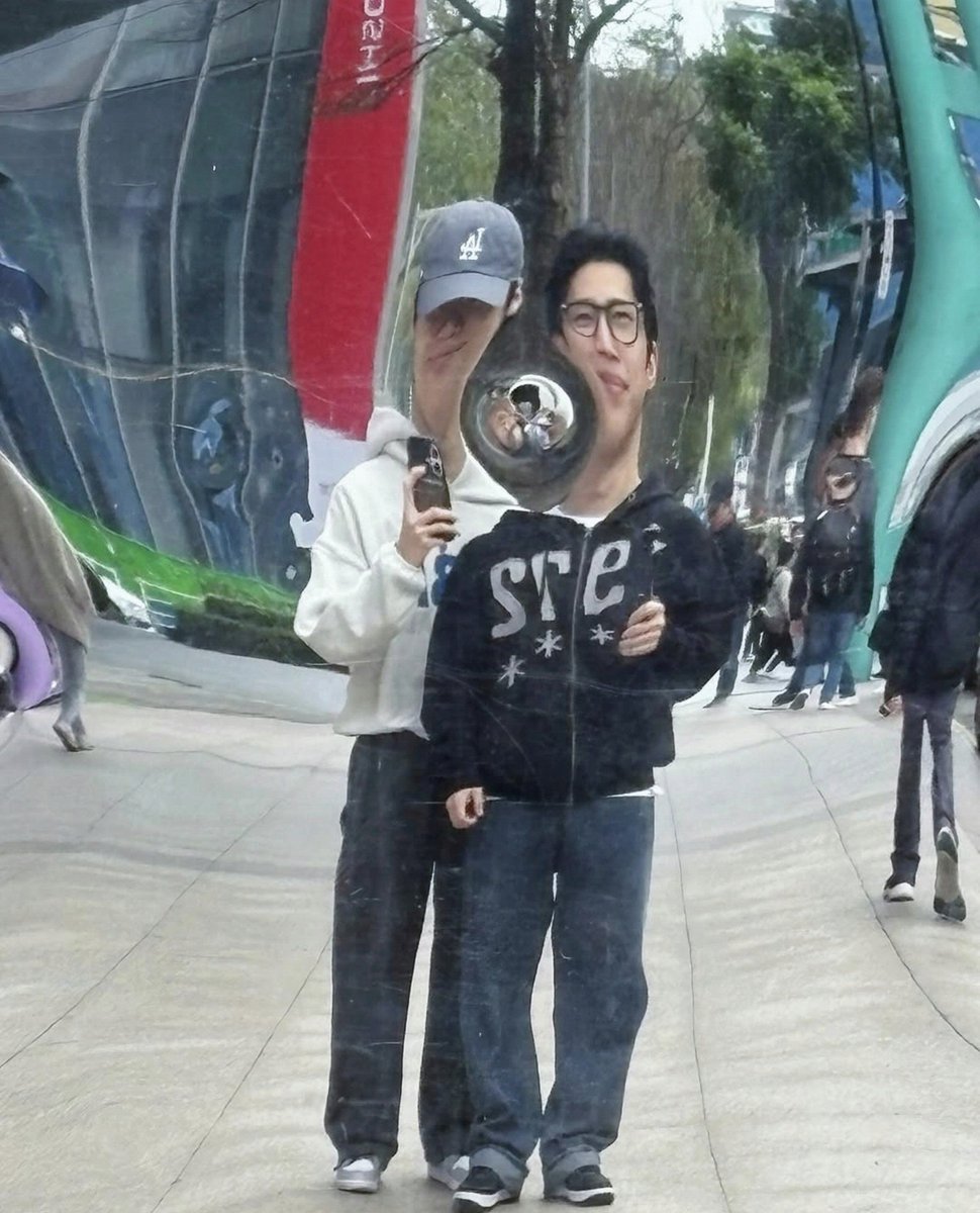 sakuramia3's tweet photo. 승짱의 성지순례③ (TAIPEI)
【이���한 거울?】
키가 달라서 사진 찍기가 어렵네
#NFlying #엔플라잉
#LeeSeungHyub #이승협 #李承協
#엔콘 #into_REM #TAIPEI https://t.co/vqh7uu3J7N