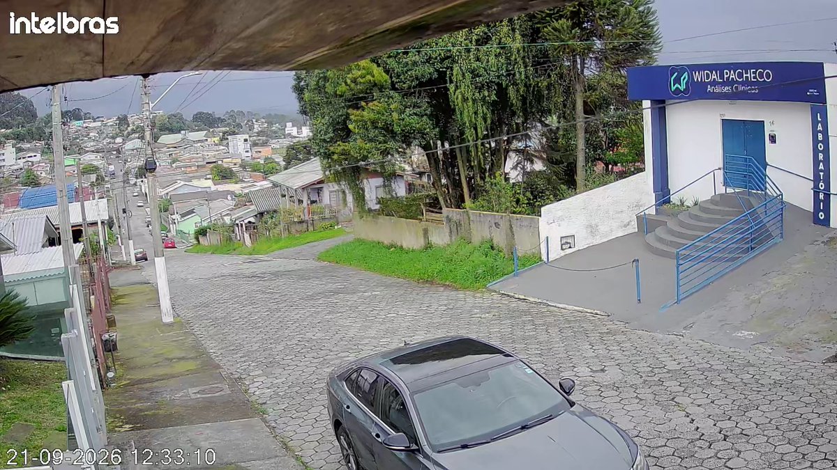 bralipe's tweet photo. Pelas câmeras da casa da minha mãe se vê ao fundo a enorme instabilidade apontada no radar na regiao sul de Lages. 

Há raio e granizo. https://t.co/uH9VYNAB6p