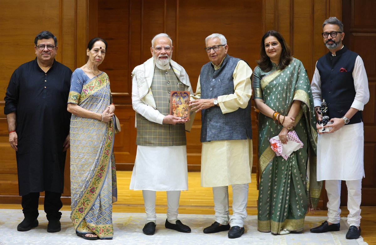 NewsAlgebraIND's tweet photo. Priyanka Chaturvedi and her family members meet PM Modi. https://t.co/ixrY2vhJmV