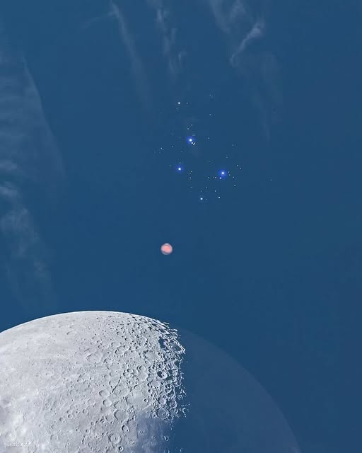 astrooalert's tweet photo. Moon, Mars and Pleiades in the sky.😍 https://t.co/tzcOmERWoU