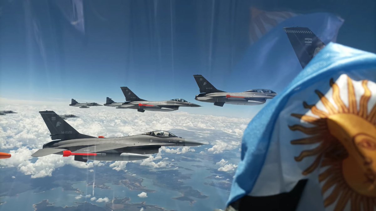 FAArgentinas's tweet photo. 🇦🇷🇩🇰 | Mañana, 22 de septiembre de 2026, comenzará otro día histórico: la segunda tanda de F-16 Fighting Falcon de la Fuerza Aérea Argentina emprenderá su vuelo rumbo a nuestro país. ✈️🇦🇷    

De no mediar inconvenientes, el Boeing 737 T-99 “Islas Malvinas”, el KC-130H Hércules TC-69 “Puerto Argentino” y los seis F-16 Fighting Falcon despegarán desde Dinamarca para dar inicio al traslado en vuelo del segundo lote de estos modernos aviones de combate rumbo a nuestro país. 

Una nueva formación de F-16 dejará atrás los cielos de Dinamarca para emprender el largo camino hacia la Argentina. 🇦🇷🦅

Una jornada que marcará otro paso en la recuperación de capacidades de combate de nuestra Gloriosa Fuerza Aérea Argentina. 💪🇦🇷 

A diferencia de la primera tanda, este segundo lote estará integrado por dos aeronaves biplazas F-16BM y cuatro monoplazas F-16AM.  

Las aeronaves realizarán escalas técnicas en España y Brasil antes de arribar a la Argentina. Durante el cruce del Atlántico contarán con el apoyo de aviones cisterna KC-135 Stratotanker de la Fuerza Aérea de Estados Unidos, encargados de efectuar el reabastecimiento en vuelo necesario para completar la travesía, tal como ocurrió durante la entrega de las primeras seis aeronaves. 

Hasta el momento, y salvo que surja alguna novedad, los aviones que integrarían esta segunda tanda serían:

 🇦🇷🇩🇰 F-16AM: E-005, E-107, E-018 y E-609.
🇦🇷🇩🇰 F-16BM: ET-612 y ET-613.    

Dinamarca queda atr��s. Argentina los espera. 🇦🇷✈️🦅

@JMilei 
@TGCarlosPresti 
@EMCFFAA_Arg 
@MinDefensa_Ar 
@FuerzaAerea_Arg 
@pabloquirno 
@F16argentina 
@LockheedMartin 
@pldocmd 
@EmbajadaEEUUarg 
@forsvaretdk 
@jacktandil