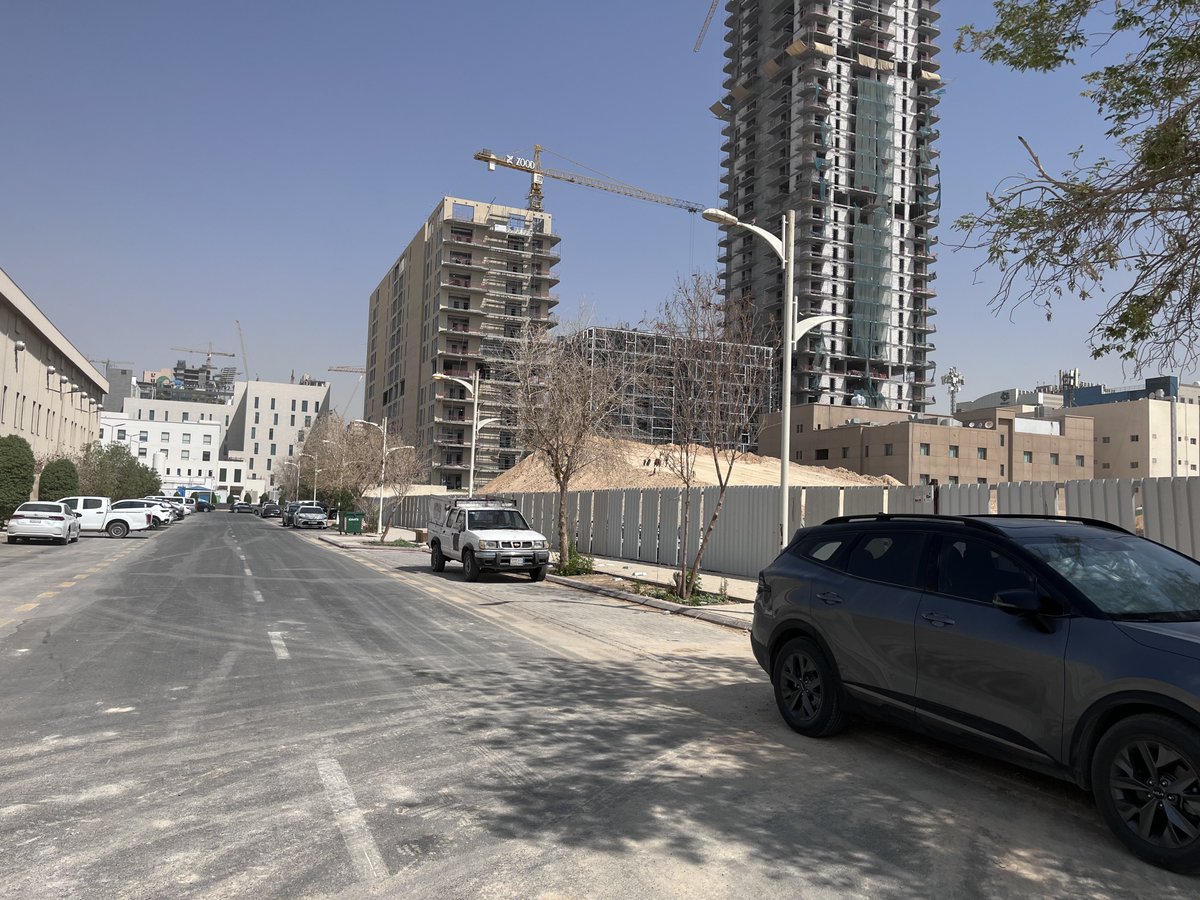 TariqGoold's tweet photo. ظاهرة موت الأشجار في التشجير الحضري:
😢 
مشهد مؤسف لتكرار الأخطاء الزراعية والفنية الجسيمة في مشروعات التشجير الحضري، والتي تؤدي مباشرة إلى موت الأشجار جراء التخطيط والتنفيذ غير العلمي، وغياب التقييم والتقويم المبني على الخبرة والتخصص.
التحليل الفني للأخطاء المرصودة:
١. اختلال النسبة والتناسب:
غرس شجرة بارتفاع 4 أمتار وجذع نحيل جداً (2 بوصة)، مما يجعلها عاجزة عن الثبات أمام الرياح❗️
٢. صدمة وضمور التاج:
تاج الشجرة ضئيل وجاف، مما يضعف عملية البناء الضوئي ويقودها إلى الموت البطيء❗️
٣. قصور الدعائم والتثبيت:
الاكتفاء بدعامة ضعيفة أو دعامتين سرعان ما تتكسران، بدلاً من التثبيت الثلاثي أو الرباعي الصحيح الذي يضمن ثبات الشجرة أمام الرياح ولا يعيق تنامي سماكة الجذع❗️
٤. ربط خاطئ يقتلها:
الربط بحبال شديدة الضغط بدلاً من استخدام (ربطة صحيحة) مرنة تسمح بحركة الشجرة مع الرياح الخفيفة وتتحمل الرياح العاتية، ولا تخنق الجذع أو تقطع مسار العصارة أثناء النمو❗️
٥. سوء تجهيز الموقع:
حوض غرس ضيق وتربة صلبة خالية من المحسنات اللازمة وغير مهيأة لتمدد الجذور❗️
٦. الصدمة الخرسانية:
نقل الشجرة مباشرة إلى بيئة الأسفلت والحرارة العالية، دون تهيئة أو تقليم توازني للحد من عملية النتح ومقاومة السموم.
الحل الأولي للأشجار غرس شتلات صغيرة والحل الأمثل زراعة الأشجار بالبذور❗️
ختاماً:
لماذا الاستعجال في بلوغ أحجام كبيرة ونستمر مع تكرار هذه الطريقة الخاطئة، رغم ثبوت خطئها من عدة سنوات‼️ 
هل هذا الاستمرار من شأنه تحقيق كفاء إنفاق مالي؛ وتوظيف الجهد البشري بشكل أمثل؛ والان الوقت ينفذ، بدون حلول تصحيحية‼️😳
وحتى الأشجار الكبيرة تضررت 
متى إعادة النظر في الاستشارات المقدمة والمتابعة التصحيحية؟
#التشجير_الحضري #الرياض 
@hagid @majedhogail @SGISaudi