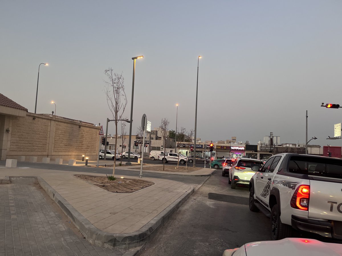 TariqGoold's tweet photo. ظاهرة موت الأشجار في التشجير الحضري:
😢 
مشهد مؤسف لتكرار الأخطاء الزراعية والفنية الجسيمة في مشروعات التشجير الحضري، والتي تؤدي مباشرة إلى موت الأشجار جراء التخطيط والتنفيذ غير العلمي، وغياب التقييم والتقويم المبني على الخبرة والتخصص.
التحليل الفني للأخطاء المرصودة:
١. اختلال النسبة والتناسب:
غرس شجرة بارتفاع 4 أمتار وجذع نحيل جداً (2 بوصة)، مما يجعلها عاجزة عن الثبات أمام الرياح❗️
٢. صدمة وضمور التاج:
تاج الشجرة ضئيل وجاف، مما يضعف عملية البناء الضوئي ويقودها إلى الموت البطيء❗️
٣. قصور الدعائم والتثبيت:
الاكتفاء بدعامة ضعيفة أو دعامتين سرعان ما تتكسران، بدلاً من التثبيت الثلاثي أو الرباعي الصحيح الذي يضمن ثبات الشجرة أمام الرياح ولا يعيق تنامي سماكة الجذع❗️
٤. ربط خاطئ يقتلها:
الربط بحبال شديدة الضغط بدلاً من استخدام (ربطة صحيحة) مرنة تسمح بحركة الشجرة مع الرياح الخفيفة وتتحمل الرياح العاتية، ولا تخنق الجذع أو تقطع مسار العصارة أثناء النمو❗️
٥. سوء تجهيز الموقع:
حوض غرس ضيق وتربة صلبة خالية من المحسنات اللازمة وغير مهيأة لتمدد الجذور❗️
٦. الصدمة الخرسانية:
نقل الشجرة مباشرة إلى بيئة الأسفلت والحرارة العالية، دون تهيئة أو تقليم توازني للحد من عملية النتح ومقاومة السموم.
الحل الأولي للأشجار غرس شتلات صغيرة والحل الأمثل زراعة الأشجار بالبذور❗️
ختاماً:
لماذا الاستعجال في بلوغ أحجام كبيرة ونستمر مع تكرار هذه الطريقة الخاطئة، رغم ثبوت خطئها من عدة سنوات‼️ 
هل هذا الاستمرار من شأنه تحقيق كفاء إنفاق مالي؛ وتوظيف الجهد البشري بشكل أمثل؛ والان الوقت ينفذ، بدون حلول تصحيحية‼️😳
وحتى الأشجار الكبيرة تضررت 
متى إعادة النظر في الاستشارات المقدمة والمتابعة التصحيحية؟
#التشجير_الحضري #الرياض 
@hagid @majedhogail @SGISaudi