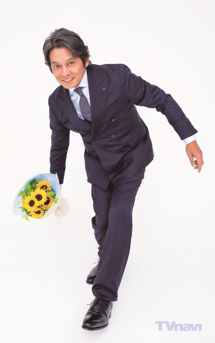 TVnavi_PR's tweet photo. ��TVnavi10月号】公開中の『#踊る大捜査線 N.E.W. メトロポリスを駆け抜けろ！』主演の #織田裕二 さんが登場。よりよい作品のため、ファン��ための視点を第一に時にはプロットや演出とも異なる目線や軸で役を真摯に考え、心でつむいでいく織田さんの今の青島像、こちらが質問していないにも関わらず自然に熱く語ってくれた“室井さん”と柳葉敏郎さんへの想いなど、貴重なインタビューに。ひまわりの花束はファンの皆さんに捧げるイメージで実際に投げていただきました💐