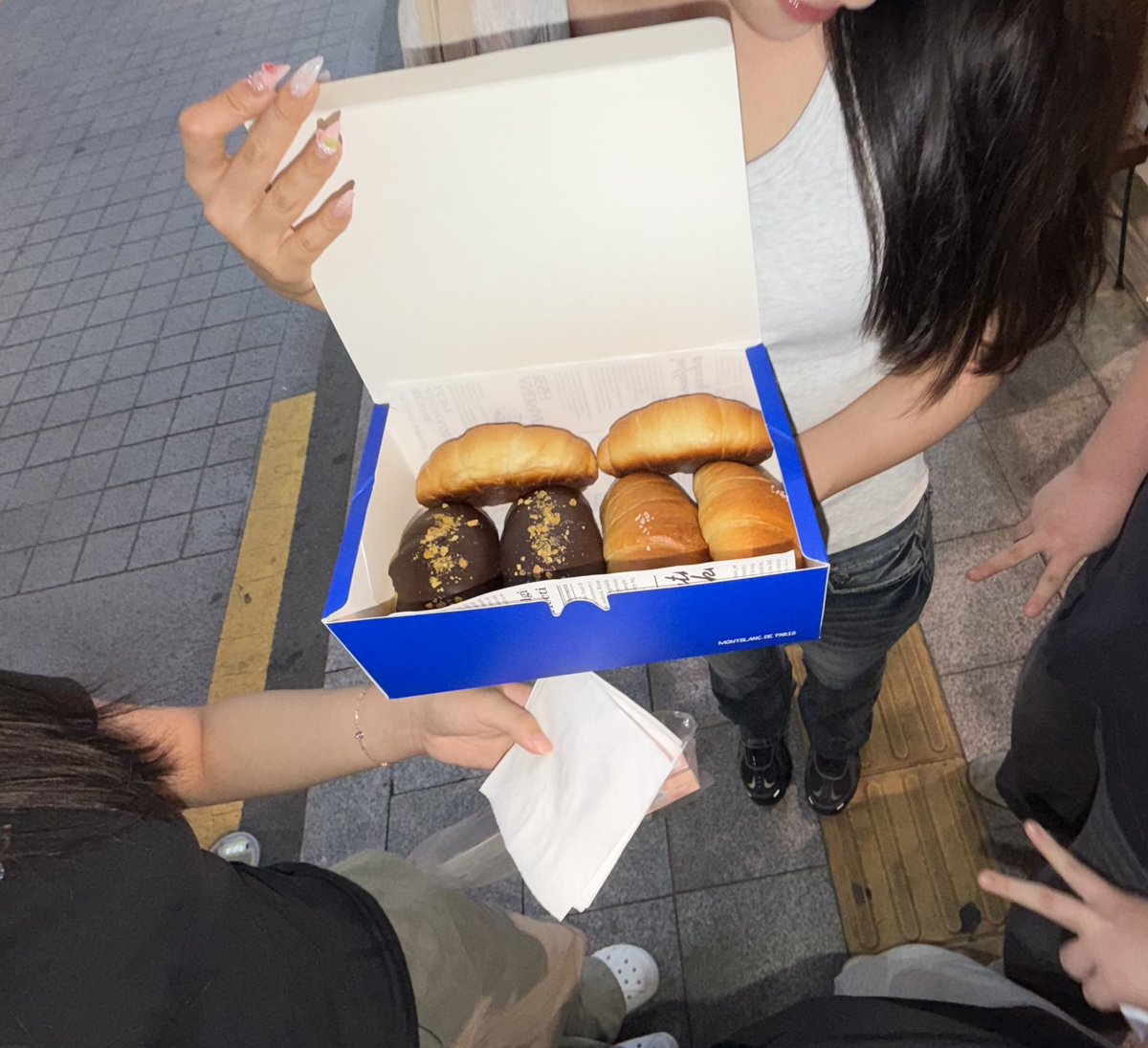 imshuhi's tweet photo. 소금빵 먹고싶습니다 https://t.co/xZ79fLc3Jr