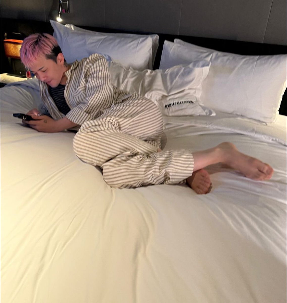 jiyongburger's tweet photo. Big Fan of the fact that Jiyong AND Tabi wear Full PJ sets #middleagedmen https://t.co/fuUQHSeRjZ