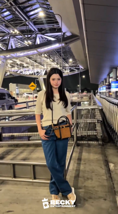 ployya48002's tweet photo. I'm so glad and ready to see Becky, Tod's brand ambassador, at #MilanFashionWeek  🤩👏✈️

safe flight เดินทางปลอดภัยนะคะน้องเบคกี้ ขอให้เป็นอีกหนึ่งทริปแห่งความทรงของหนูเลยนะ พี่เป็นกำลังใจให้เสมอค่ะ💖

REBECCA FLY TO MFW
#BeckyxMFWTodsSS27
#beckysangels https://t.co/FbpL8U4HVk