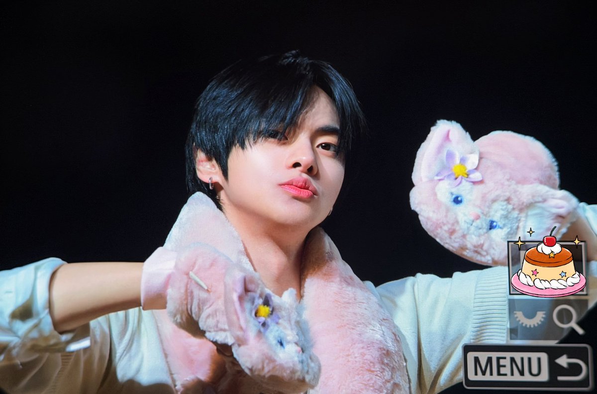 Reli_il's tweet photo. Hari ini footage fansign gemes2 bgt, dia bnyak senyum trus kayak pinky pinky blush gtu auranya🥰🥰🥰makasih jepretannya fansitenim🫶🏻 https://t.co/mYrJYPJqX7