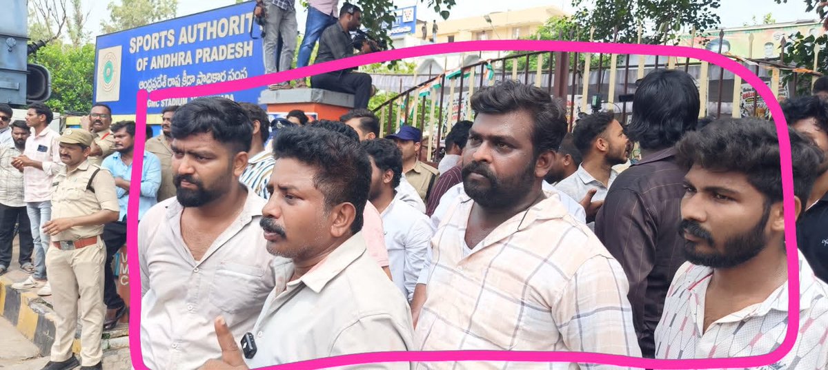 JaganannaCNCTS's tweet photo. ఈ టీడీపీ యువగళం టీమ్‌నేనా మీరు అంటున్న టీచర్లు @JaiTDP?

#CBNJungleRaj 
#NaraLokeshMustResign 
#MegaDSCScam 
#JaganannaConnects https://t.co/mP9HFws3YP