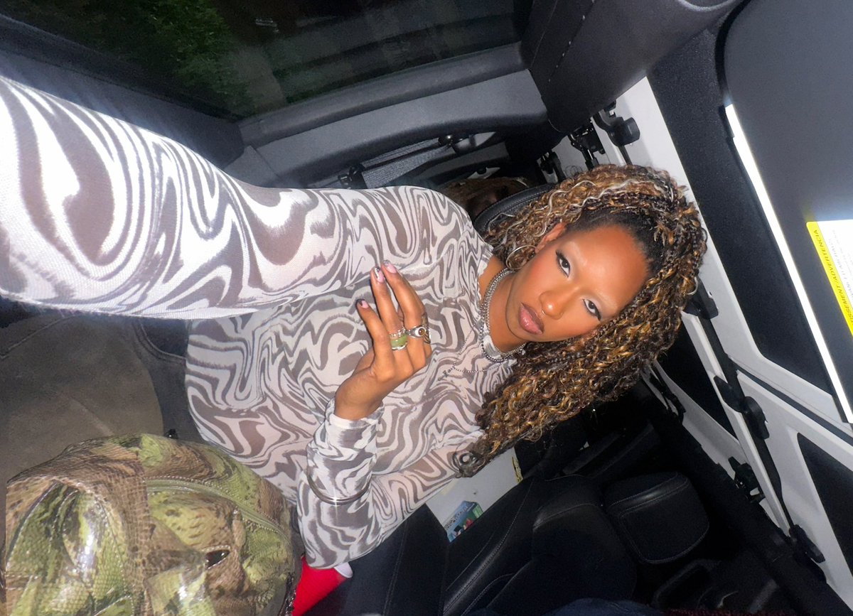 nothinlast_4evr's tweet photo. Ig seen it first. Get in loser. https://t.co/8ZBVl9lMUs