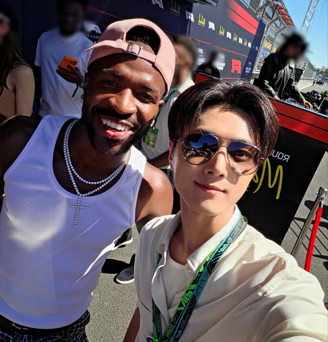 patinhoriki's tweet photo. o jay desde 2023 vem mostrando apoio e carinho ao vini jr e inclusive no show do brasil ele usou a camisa dele. fico muito feliz dele ter encontrado o vini agora em 2026 e ainda ter tirado uma foto com ele ♡🇧🇷 https://t.co/vYbCZANyVK