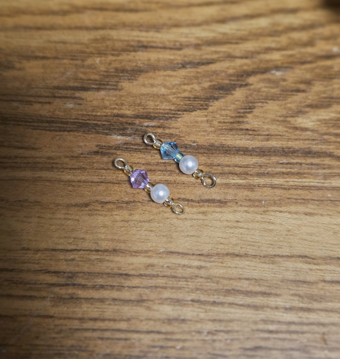 LifeLabo215633's tweet photo. 初めて9ピン使ってみたよぉ。

この間作ったレジン作品に合わせてチャームっぽくしてみようかなと。

でもこれの先に何かつけてピアスにしても可愛いかもね😊

9ピン難くて2本失敗した(笑)
最初は1粒でやるべきだったな😅

とりま道具は良いの揃えた方が良いとわかりました🤣

#ハンドメイド　#初心者 https://t.co/xHcTUvpDO7