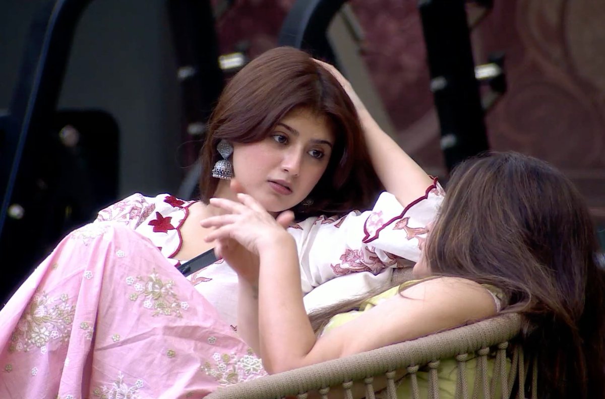 digital_newshub's tweet photo. Arishfa: “Uditi har Weekend Ka Vaar ke baad apne aap ko distance kar leti hai.”

And somehow, it’s actually true. 👀

#BiggBoss20 #ArishfaKhan #BB20 https://t.co/Xqbd7AqZaT
