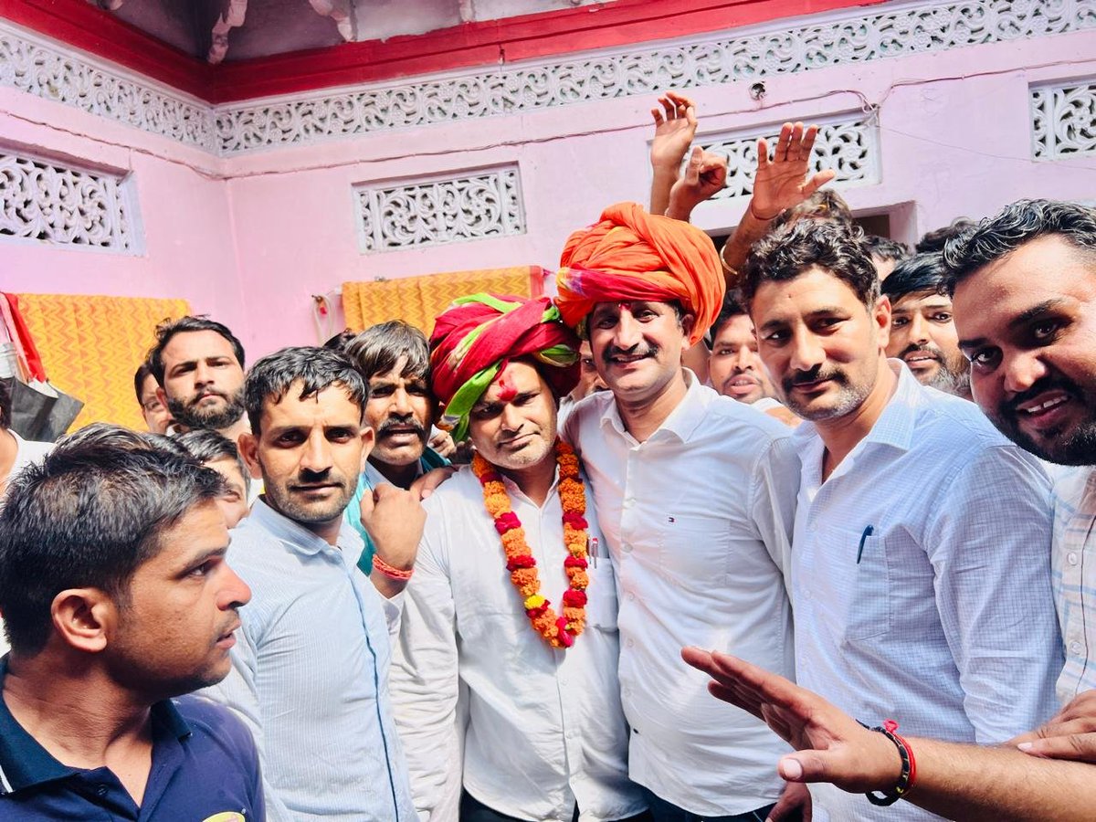 IndrajGurjarinc's tweet photo. जनता का विश्वास, कांग्रेस की जीत!

पावटा-प्रागपुरा में श्रीमती मीना देवी जी एवं विराटनगर में श्री देशराज सैनी जी के नगर पालिका चेयरमैन निर्वाचित होने के बाद आज विजय जुलूस में शामिल हुआ।

इस दौरान क्षेत्र की जनता और कांग्रेस कार्यकर्ताओं ने जिस उत्साह के साथ स्वागत किया, वह अभूतपूर्व रहा।

विराटनगर की जनता ने भाजपा के शासन की तानाशाही और जनविरोधी नीतियों को नकारते हुए अपने विश्वास की मुहर कांग्रेस के पक्ष में लगाई। भाजपा ने सत्ता और दबाव के दम पर पूरी ताकत लगा दी, लेकिन जनता के मजबूत जनादेश के सामने सब बेअसर रहा।

इस जीत के लिए क्षेत्र की जनता का दिल से आभार। साथ ही कांग्रेस के सभी कार्यकर्ताओं का धन्यवाद, जिन्होंने पूरी मेहनत और एकजुटता के साथ चुनाव में अपनी भूमिका निभाई।

यह जीत जनता के विश्वास, कार्यकर्ताओं की मेहनत और विराटनगर की जनता के मजबूत जनादेश की जीत है।

@INCRajasthan