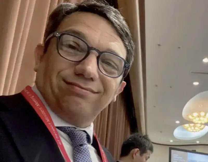 Frances99687883's tweet photo. #GiuseppeMariaSciortino, #portavoce del viceministro #Rixi alle Infrastrutture,a 102.000 € l’anno e,al tempo stesso,#capoufficiostampa di #Ansfisa,l’agenzia che vigila sulla sicurezza delle infrastrutture,ad 80.000 € l’anno. Pagato per fare sia il controllore che il controllato https://t.co/P4xAf1VyO2