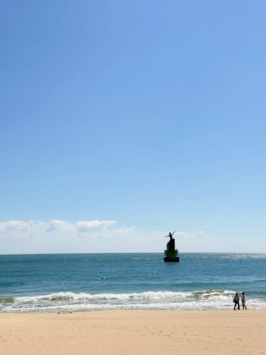 Emily_8866's tweet photo. The beach is exceptionally beautiful today, reminding me of a place I visited before. Can you guess where it is? https://t.co/18NaLNT0Z1