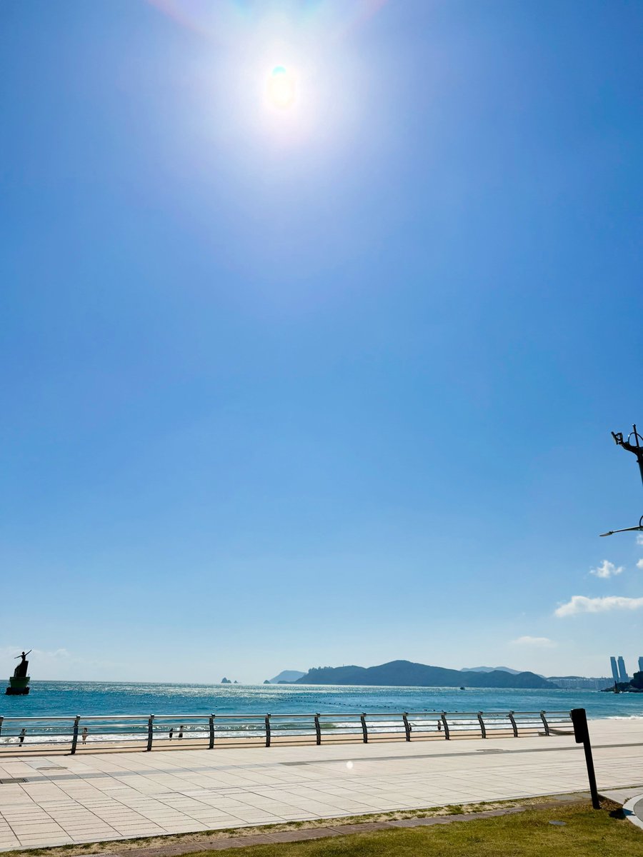 Emily_8866's tweet photo. The beach is exceptionally beautiful today, reminding me of a place I visited before. Can you guess where it is? https://t.co/18NaLNT0Z1