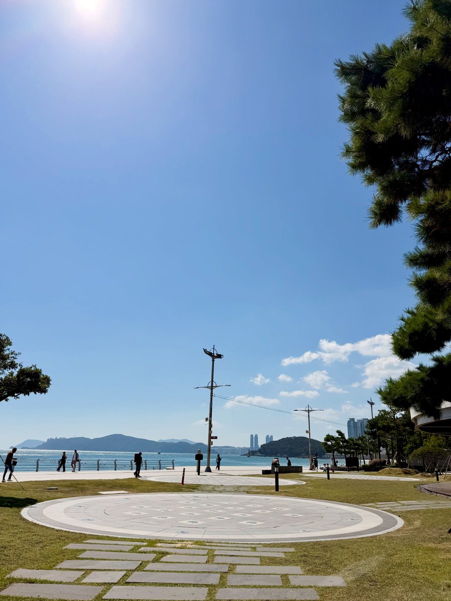 Emily_8866's tweet photo. The beach is exceptionally beautiful today, reminding me of a place I visited before. Can you guess where it is? https://t.co/18NaLNT0Z1