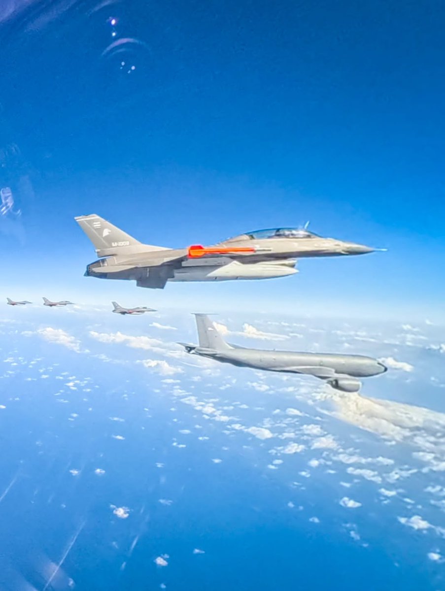 FAArgentinas's tweet photo. 🇦🇷🇩🇰 | Mañana, 22 de septiembre de 2026, comenzará otro día histórico: la segunda tanda de F-16 Fighting Falcon de la Fuerza Aérea Argentina emprenderá su vuelo rumbo a nuestro país. ✈️🇦🇷    

De no mediar inconvenientes, el Boeing 737 T-99 “Islas Malvinas”, el KC-130H Hércules TC-69 “Puerto Argentino” y los seis F-16 Fighting Falcon despegarán desde Dinamarca para dar inicio al traslado en vuelo del segundo lote de estos modernos aviones de combate rumbo a nuestro país. 

Una nueva formación de F-16 dejará atrás los cielos de Dinamarca para emprender el largo camino hacia la Argentina. 🇦🇷🦅

Una jornada que marcará otro paso en la recuperación de capacidades de combate de nuestra Gloriosa Fuerza Aérea Argentina. 💪🇦🇷 

A diferencia de la primera tanda, este segundo lote estará integrado por dos aeronaves biplazas F-16BM y cuatro monoplazas F-16AM.  

Las aeronaves realizarán escalas técnicas en España y Brasil antes de arribar a la Argentina. Durante el cruce del Atlántico contarán con el apoyo de aviones cisterna KC-135 Stratotanker de la Fuerza Aérea de Estados Unidos, encargados de efectuar el reabastecimiento en vuelo necesario para completar la travesía, tal como ocurrió durante la entrega de las primeras seis aeronaves. 

Hasta el momento, y salvo que surja alguna novedad, los aviones que integrarían esta segunda tanda serían:

 🇦🇷🇩🇰 F-16AM: E-005, E-107, E-018 y E-609.
🇦🇷🇩🇰 F-16BM: ET-612 y ET-613.    

Dinamarca queda atr��s. Argentina los espera. 🇦🇷✈️🦅

@JMilei 
@TGCarlosPresti 
@EMCFFAA_Arg 
@MinDefensa_Ar 
@FuerzaAerea_Arg 
@pabloquirno 
@F16argentina 
@LockheedMartin 
@pldocmd 
@EmbajadaEEUUarg 
@forsvaretdk 
@jacktandil