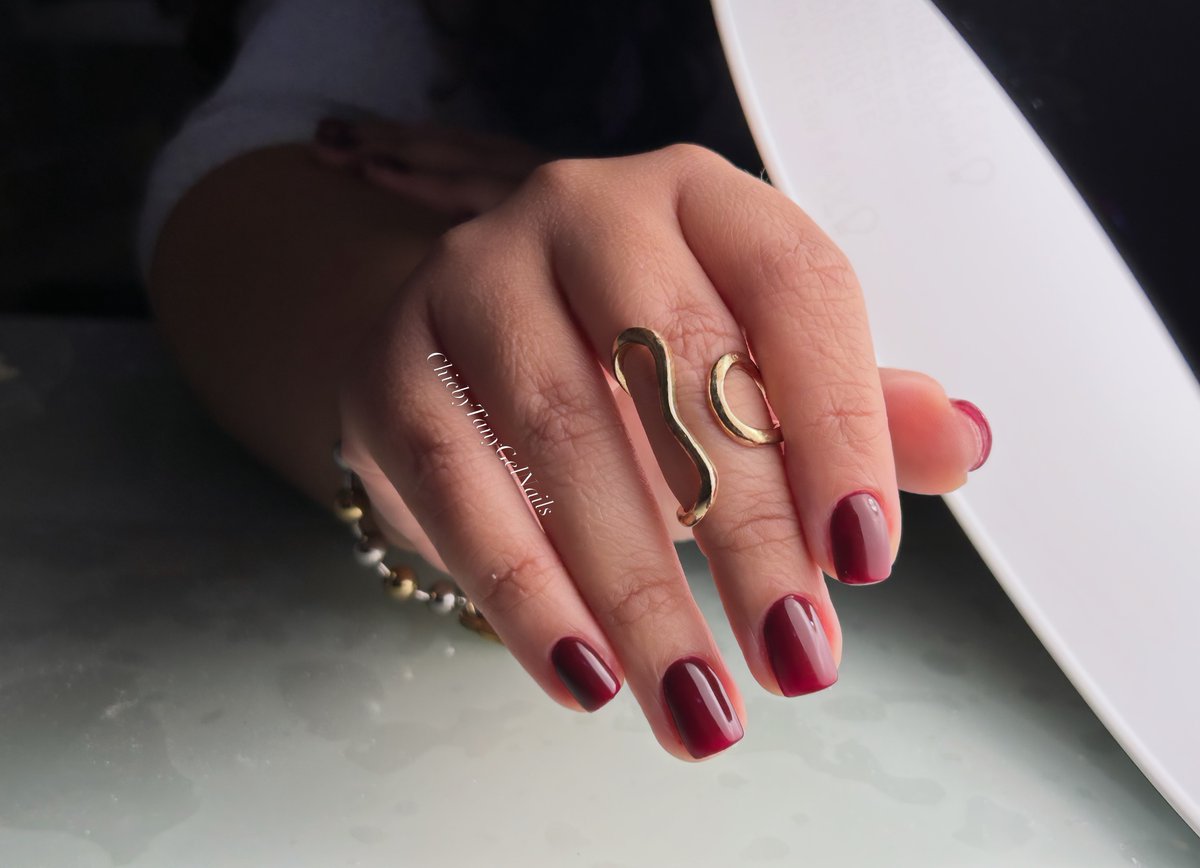 Dvenegas20's tweet photo. Poco a poco llegan los colores de temporada. El vino tenía que ser de los primeros: elegante, bonito y perfecto para las uñitas de mi BFF. https://t.co/dc1EhUc9r5