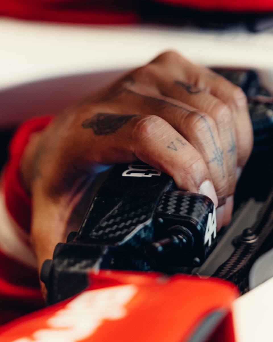 ScuderiaFerrari's tweet photo. Glimpses of a race day 👊⚡️ https://t.co/Aec4OVLfcp