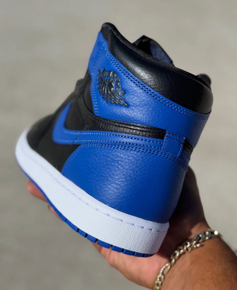 zSneakerHeadz's tweet photo. IN-HAND LOOK: 2026 Air Jordan 1 High OG “Royal”
Dropping on October 10th for $185. ⚫️🔵 https://t.co/bko1iZmiH3
