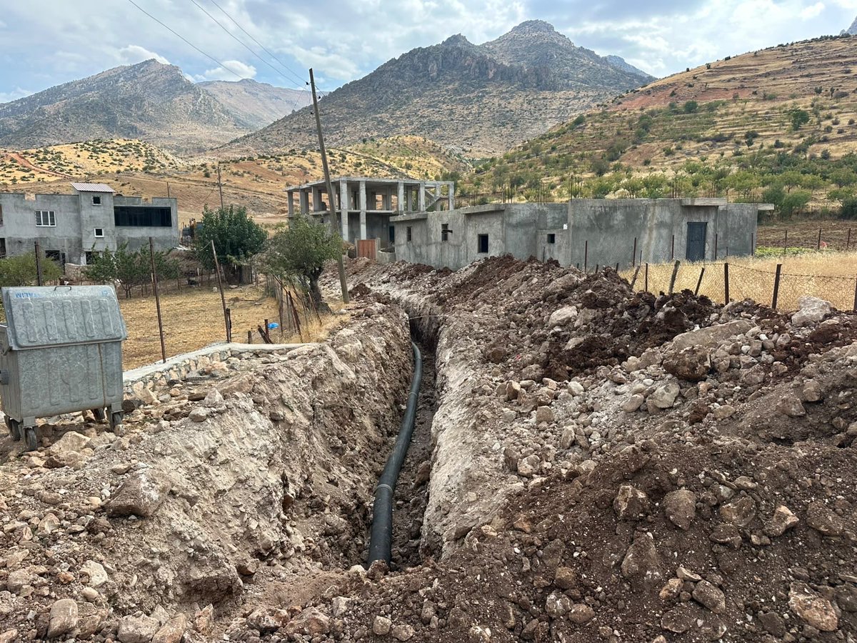 EruhBeltr's tweet photo. Eruh’ta Altyapı Çalışmalarımız Devam Ediyor! 🛠️

Belediye Başkanımız Sayın @cevher_ciftci 'nin talimatları doğrultusunda, Sarıgül Mahallesi 208. Sokak’ta yeni altyapı çalışmalarımıza başladık.

Mahalle sakinlerimizin yaşam kalitesini artırmak ve daha modern bir altyapı sunmak amacıyla yürütülen bu çalışmayı kısa süre içerisinde tamamlayarak kıymetli halkımızın hizmetine sunacağız.