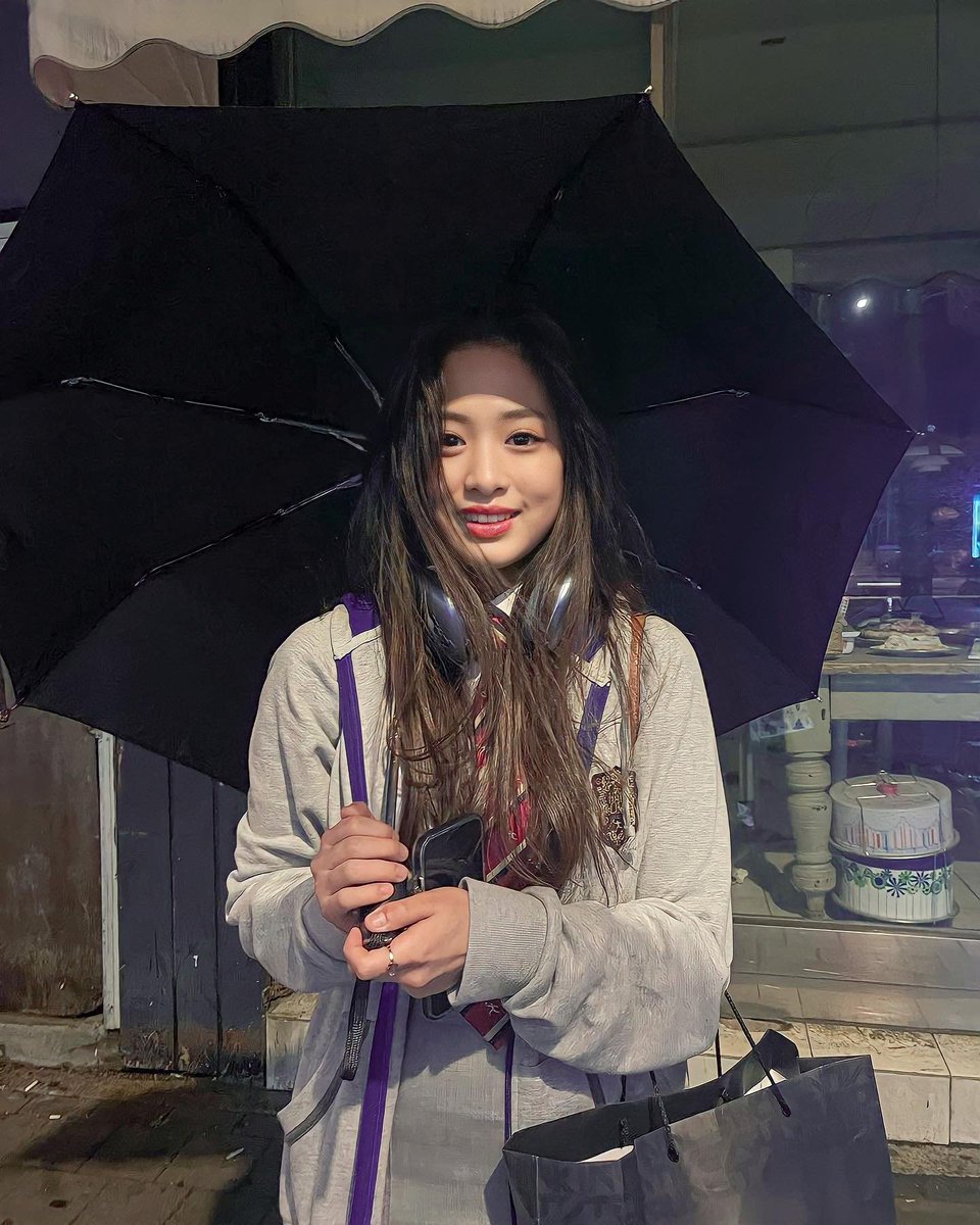 AXeRoNi's tweet photo. This adorable girl had no idea that just 4 years later, she’d be performing at Kyocera Dome 🤗 Ahyeoniii has grown so much over these past years 😌❤️
#AHYEON #BABYMONSTER https://t.co/hf9lD3nGdy