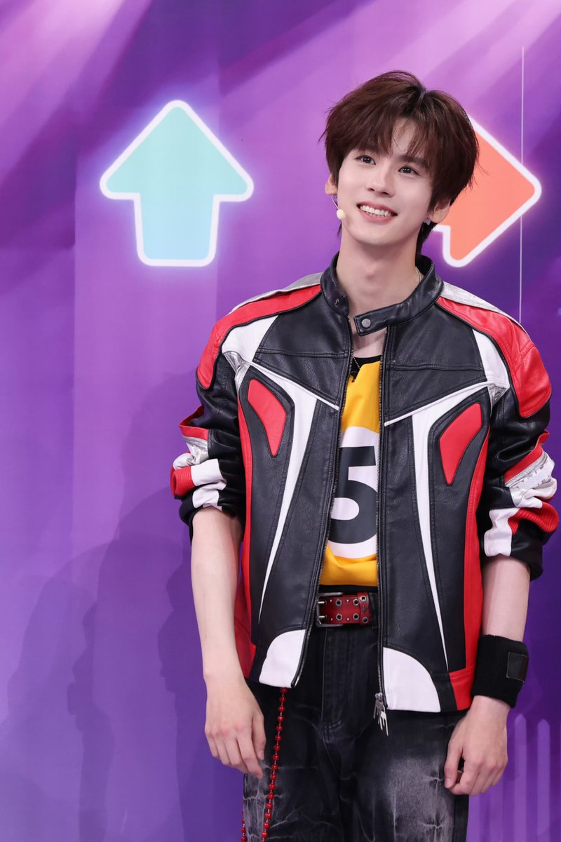 ZHEMlNG's tweet photo. Ready to lock in for game night. Dialed into the rhythm, strikes a pose and hits you with that winning smile. https://t.co/5aNpuhVOWU