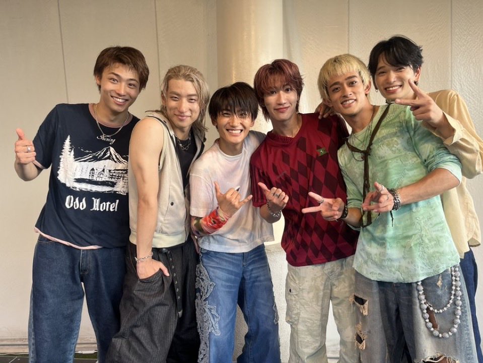 momo_watwing's tweet photo. #WATWINGメジャーデビュー5周年
おめでとう🥳✨！！
最近、個人のお仕事で6人揃わない事もちょくちょくあるからこそ、結成から1人も欠ける事なくずっと６人で活動して来てくれた事の尊さをひしひしと感じていて🥹✨
これからもずっと6人の笑顔を見ていたい😊
#WATWING #Windy https://t.co/lZ5qPIgXLg