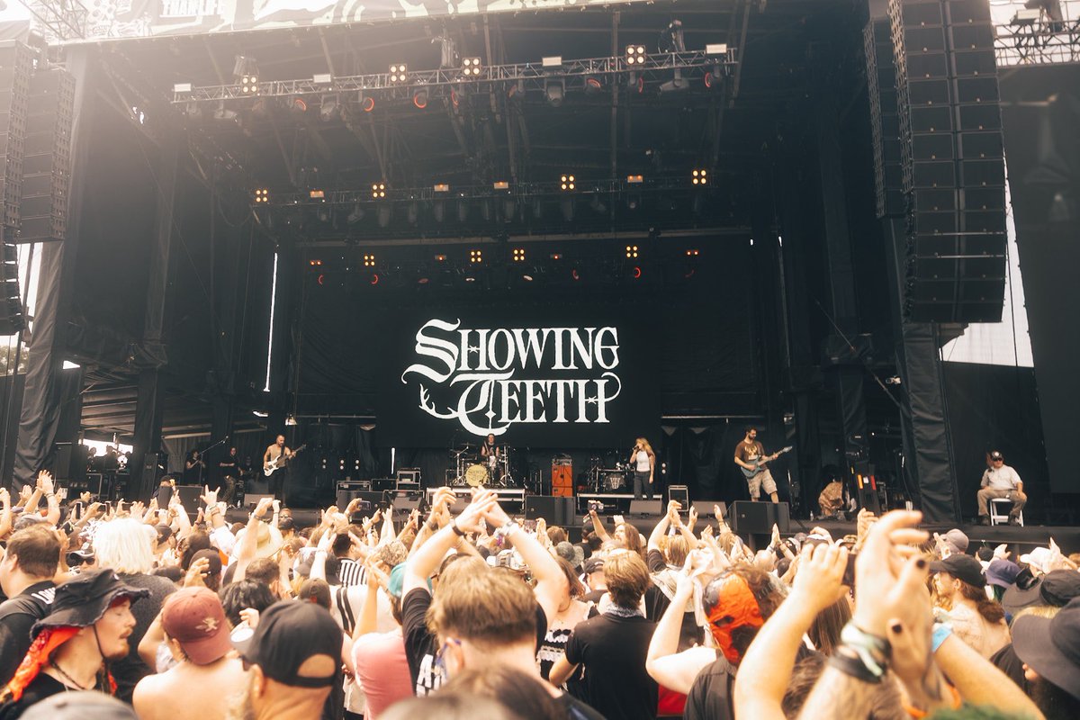 sarahthetog's tweet photo. is it ok with u guys if i post pictures of my close personal friend @showingteeth_ at @LTLFest ? https://t.co/kyLRgYdfd0