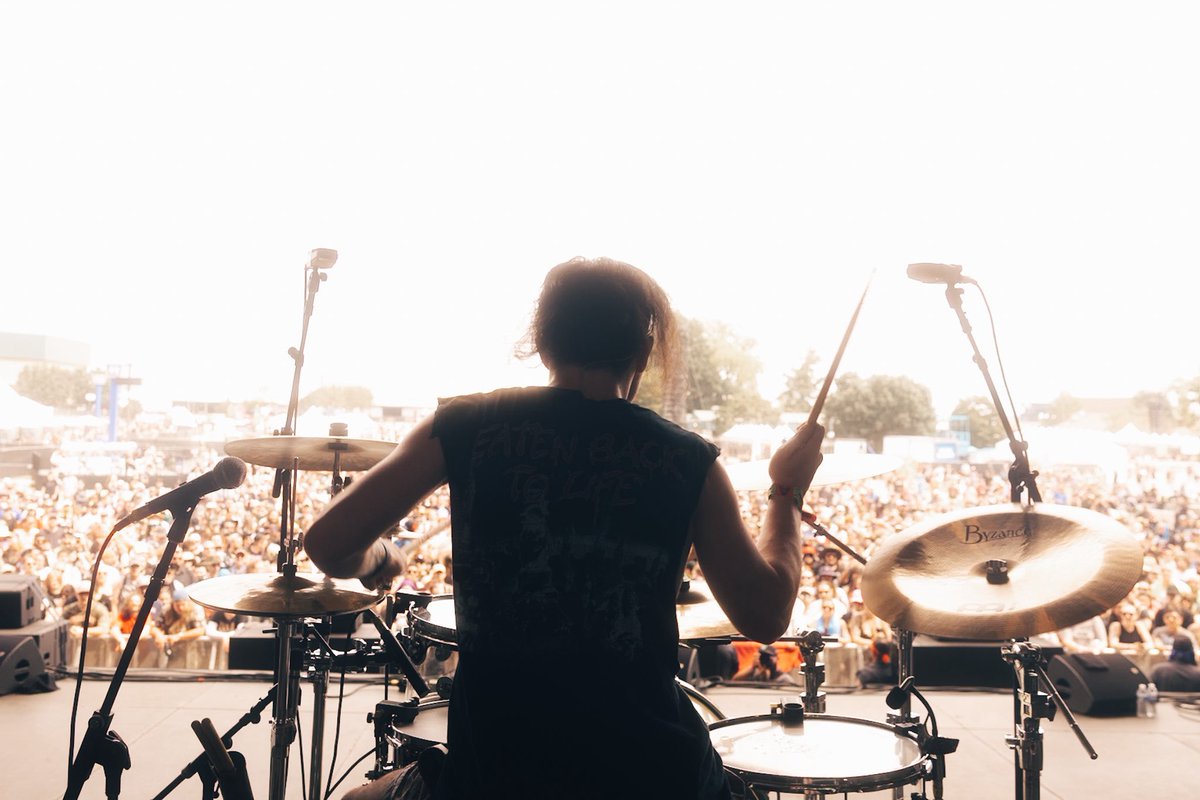 sarahthetog's tweet photo. is it ok with u guys if i post pictures of my close personal friend @showingteeth_ at @LTLFest ? https://t.co/kyLRgYdfd0