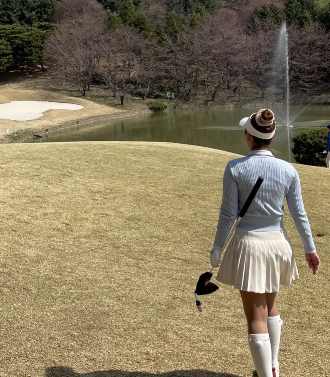 howoobubu's tweet photo. 여호우는 올릴게 뭐..
골프사진밖에 올릴게 없네..

여호우는 요즘 거리가 많이 줄엇어요 
피칭 캐리 92까지 런까지 98인데..
지금 피칭 캐리가 85정도.. 
전반에는 그것도 안나와 ㅜ
홀인원은 몇번해봣는데 홀인원보다 싱글이 더 어려운일? 
최근몇년간 레슨도 안받고 엉망징창이라
맘을 놓았고... 걸으려고 라운딩하고 있어요.

남호우는 명절에 부부커플을 
토일월 3팀을 잡았대요.
알아서 하라고 했어요 ❤️ 

요즘 남호우는 골든에 빠져잇어요.
남호우는 힘이 너무 좋은데.. 자기야
가서 막 넘 세게하면 진짜 신고당해..
살살.. 애기처럼.. 

#휴지심에안들어가는남호우