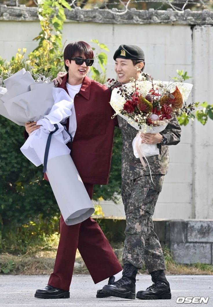 jininilicious's tweet photo. jin was sooooo mcdreamy sweet boyfie here ♥️ 

(while actively plotting hobi's kidnapping the next day) https://t.co/zl8aRk6Io0