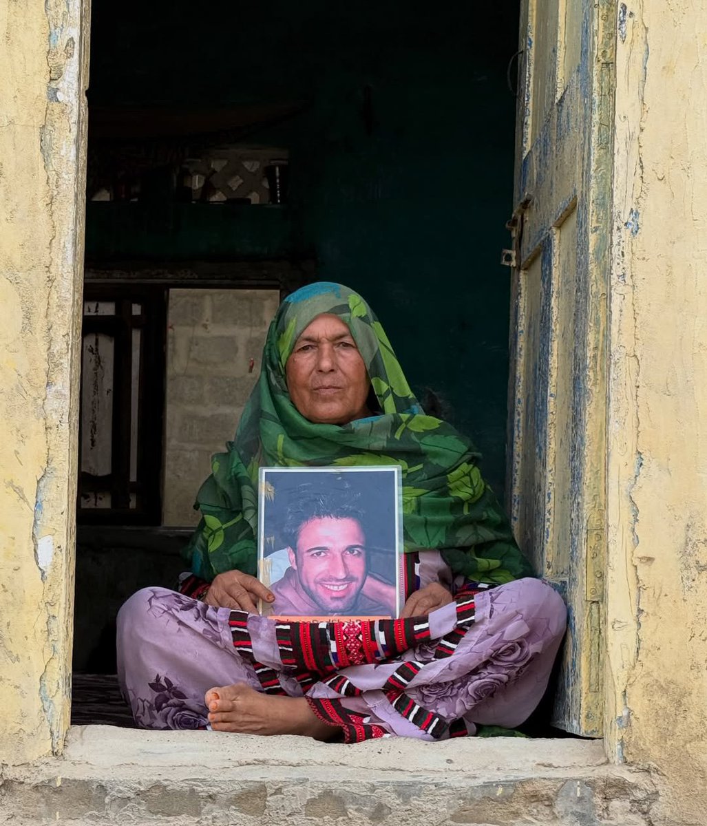 FoziaBaloch10's tweet photo. We knocked on every door that claims to uphold the law, yet justice remains out of reach.
What answer will the Sindh Government PPP and CTD give this mother? Under what law has my brother, Dad Shah Baloch , been kept missing for five months?
1/2
#ReleaseDadShahBaloch https://t.co/mIQFzJfJo1