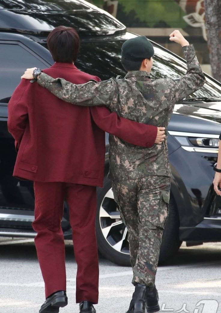 jininilicious's tweet photo. jin was sooooo mcdreamy sweet boyfie here ♥️ 

(while actively plotting hobi's kidnapping the next day) https://t.co/zl8aRk6Io0
