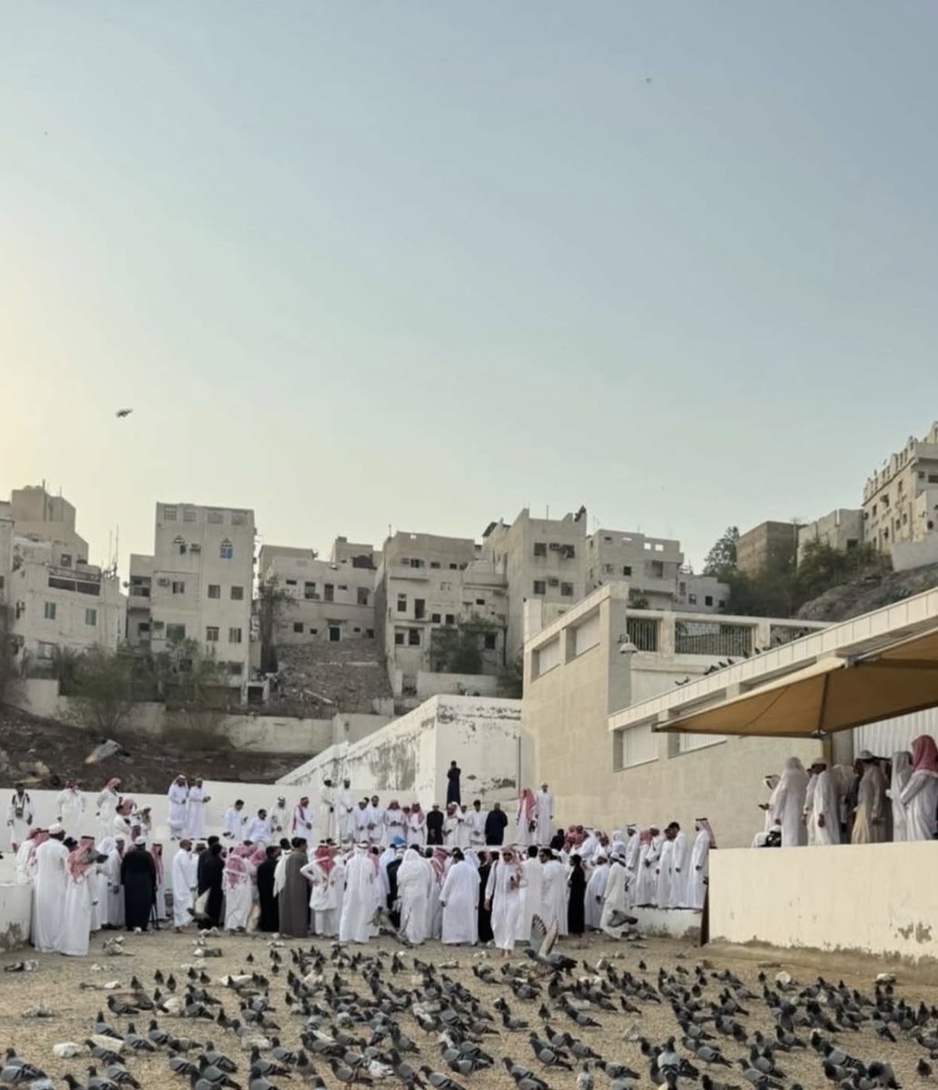 theholymosques's tweet photo. The Janazah Salah of Sheikh Ibrahim Al Madani (May Allah have mercy upon him) was led after Asr prayer at Masjid Al Haram, followed by his burial at Al Mu’alla cemetery. https://t.co/2ZKPEaxlIw