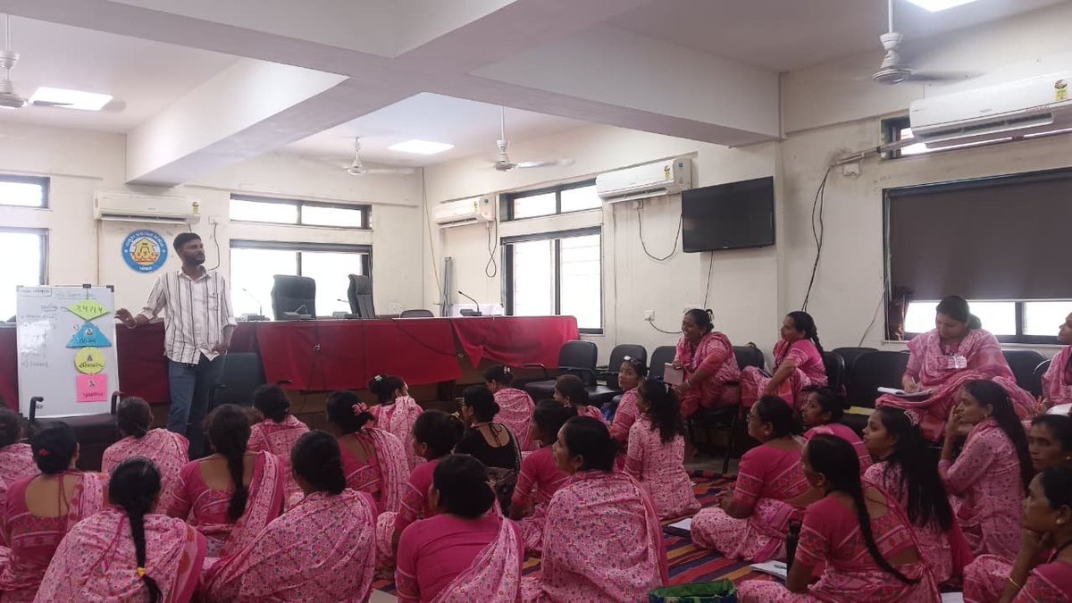 PoshanAnand's tweet photo. આણંદ જિલ્લામાં આંગણવાડી કાર્યકર બહેનો માટે પૂર્વ પ્રાથમિક શિક્ષણને વધુ મજબૂત અને અસરકારક બનાવવા NEEVશિક્ષણ સંસ્થા દ્વારા મોડ્યુલ-૨ અંતર્ગત તાલીમ આપવામાં આવી.તાલીમ દરમિયાન બાળકોના સર્વાંગી વિકાસને ધ્યાનમાં રાખીને વિવિધ શૈક્ષણિક પ્રવૃત્તિઓ તથા પદ્ધતિઓ અંગે માર્ગદર્શન આપવામાં આવ્યું https://t.co/SgmrLUIb27