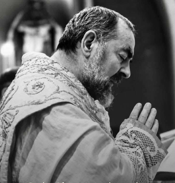 Asuma_Lo's tweet photo. 🌹“Reza, ten fe y no te preocupes. La preocupación es inútil. Dios es misericordioso y escuchará tu oración”🌹(San Padre Pío)    https://t.co/BkLXjX02Hp https://t.co/1lBVZJ5gAa