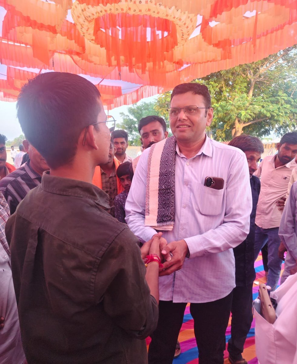 kutchgsmandal's tweet photo. આજરોજ રાપર તાલુકાના ગવરીપર ગામે ગુજરાતના જાણીતા હવામાન નિષ્ણાત શ્રી પરેશભાઈ ગૌસ્વામીનું ગ્રામસેવક આંદોલનને રાજ્યમાં સૌપ્રથમ સમર્થન આપવા બદલ રાપર તાલુકા ગ્રામસેવક મંડળ દ્વારા સાલ ઓઢાડી સન્માન કરવામાં આવ્યું. ઉપસ્થિત ખેડૂતમિત્રોને પણ આંદોલન અંગે માહિતગાર કર્યા.
@PareshG60941777🙏🏻 https://t.co/aok2IM21RK