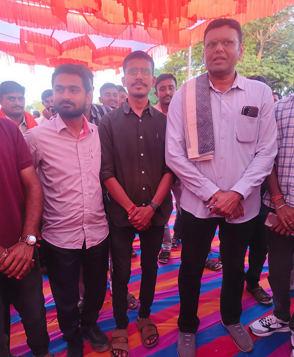 kutchgsmandal's tweet photo. આજરોજ રાપર તાલુકાના ગવરીપર ગામે ગુજરાતના જાણીતા હવામાન નિષ્ણાત શ્રી પરેશભાઈ ગૌસ્વામીનું ગ્રામસેવક આંદોલનને રાજ્યમાં સૌપ્રથમ સમર્થન આપવા બદલ રાપર તાલુકા ગ્રામસેવક મંડળ દ્વારા સાલ ઓઢાડી સન્માન કરવામાં આવ્યું. ઉપસ્થિત ખેડૂતમિત્રોને પણ આંદોલન અંગે માહિતગાર કર્યા.
@PareshG60941777🙏🏻 https://t.co/aok2IM21RK