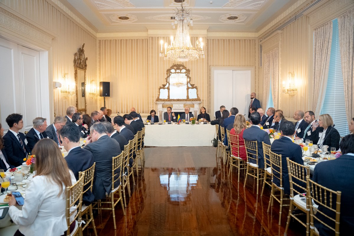 PROCOLOMBIACO's tweet photo. 🇨🇴 Desde Nueva York, el vicepresidente de Colombia, @jrestrp, presentó la Misión Crecer ante cerca de 40 líderes empresariales convocados por el Council of the Americas, para fortalecer la confianza inversionista y dar a conocer las oportunidades que ofrece el país.

El encuentro abordó la seguridad jurídica, la simplificación del Estado, el talento y la infraestructura estratégica como ejes para impulsar la inversión y el crecimiento de Colombia.

#InviertaEnColombia y conozca las oportunidades que el país tiene para el mundo. 🇨🇴

Conozca más en el siguiente link: https://t.co/zjry4J1ul3