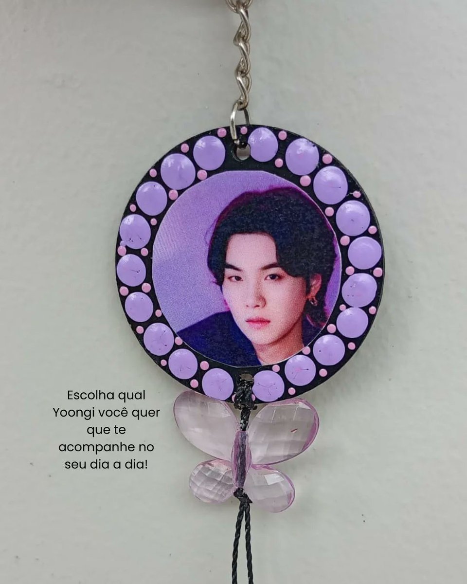 pepuu09's tweet photo. O combo Army Magic Shop Suga Utted tem tudo para você se sentir acolhida: 3 círculos OT7, chaveiro Min Yoongi, 8 fotos estilo Polaroid e 4 velas aromáticas lilás, baunilha e menta. https://t.co/H665kD1mrV