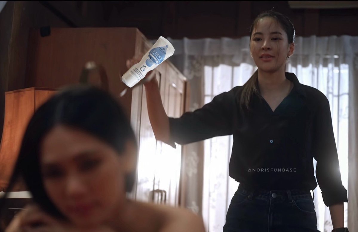 norisfunbase's tweet photo. “แต่ก่อนอื่น ฉันจะทาครีมนี้ให้เธอก่อนนะ” 😏
“But first, I’ll rub this cream on you”😏

KHOM KHLANG EP3
#ข่มขลังตอนที่3
#PuinoonBint https://t.co/PhfzhRLKWK