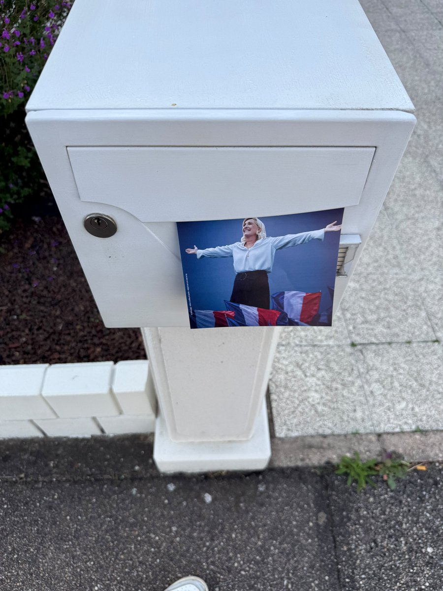 rnj_54's tweet photo. Le numérique est une vitrine, mais la politique se gagne sur le terrain au côté des citoyens.

Aujourd'hui, nos équipes étaient une fois de plus mobilisées pour une action de boîtage. Aller au contact, distribuer nos idées boîte par boîte, et maintenir une présence constante. 🇫🇷 https://t.co/XlDRIuePzJ