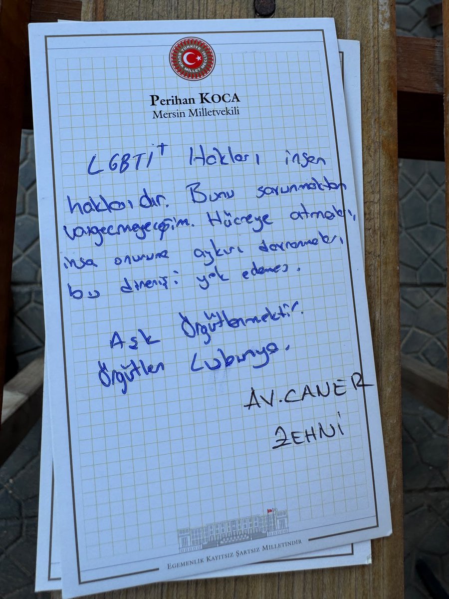 muzirorg's tweet photo. “Ailem Güvende” operasyonu kapsamında tutuklanan Muamma LGBTİ+ Derneği ve Mersin 7 Renk LGBTİ+ Dayanışma Derneği yöneticilerini Mersin E Tipi Kapalı Ceza İnfaz Kurumu’nda ziyaret eden DEM Parti Mersin Milletvekili Perihan Koca, cezaevindeki koşulları ve tutukluların mesajlarını aktardı. @PerihanKoca 
https://t.co/4xegx0riDx
