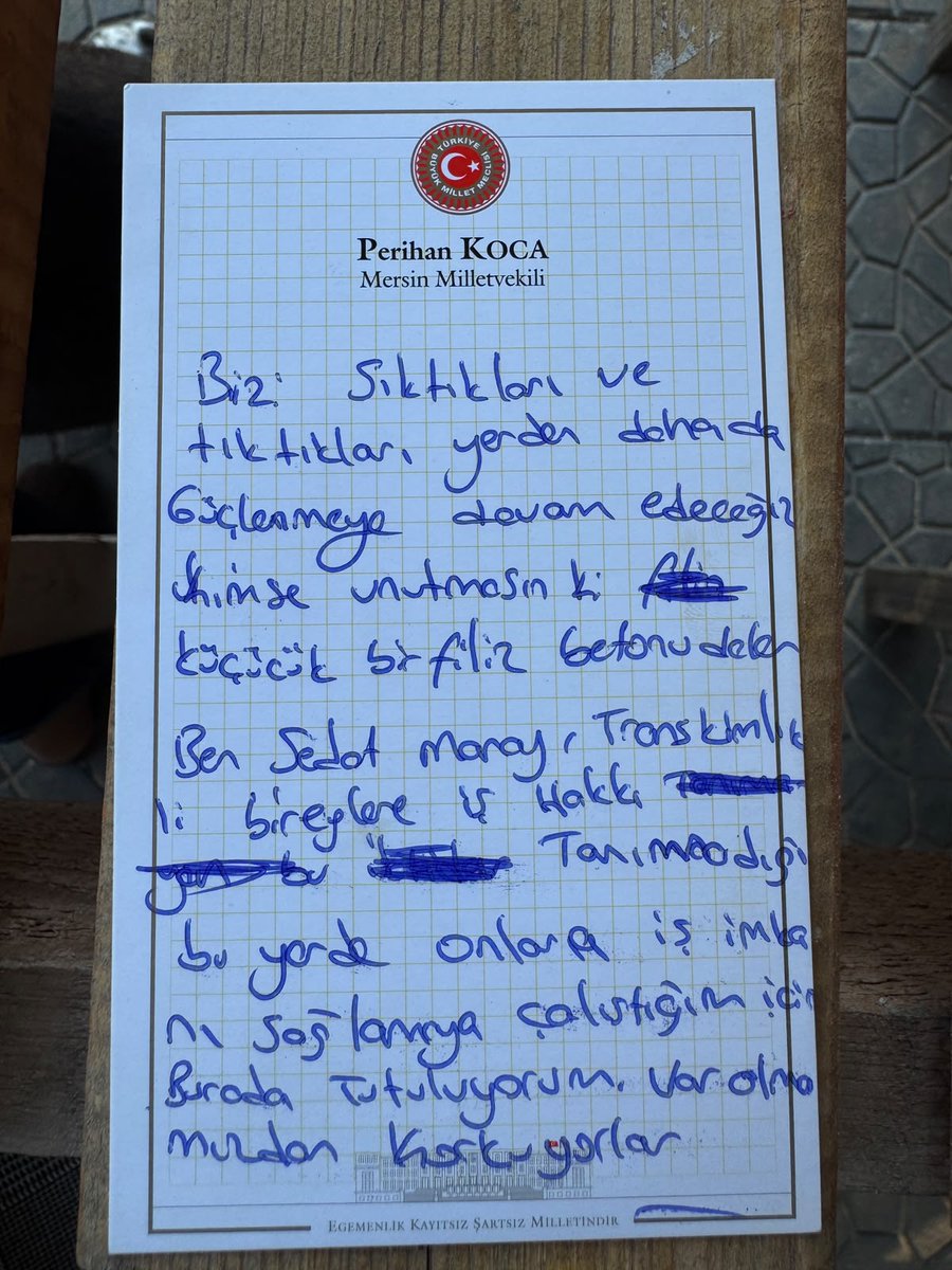 muzirorg's tweet photo. “Ailem Güvende” operasyonu kapsamında tutuklanan Muamma LGBTİ+ Derneği ve Mersin 7 Renk LGBTİ+ Dayanışma Derneği yöneticilerini Mersin E Tipi Kapalı Ceza İnfaz Kurumu’nda ziyaret eden DEM Parti Mersin Milletvekili Perihan Koca, cezaevindeki koşulları ve tutukluların mesajlarını aktardı. @PerihanKoca 
https://t.co/4xegx0riDx