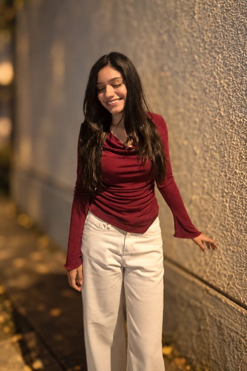offscriptAditi's tweet photo. Hey, I’m Aditi.

• 21 years old

• somehow always ends up talking
   about crypto  

 • reads too many thrillers 

 • makes videos for fun 

 • gets randomly obsessed with new
   things 

• still figuring out life 

anyway, hi 👋 https://t.co/FCbQAh4a72